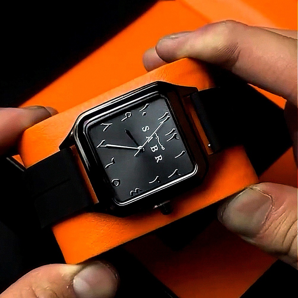 SABR Arabische cijfers quartz  - Cartier Watch Santos recensie en prijs